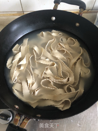 凉拌豆皮的做法步骤：1