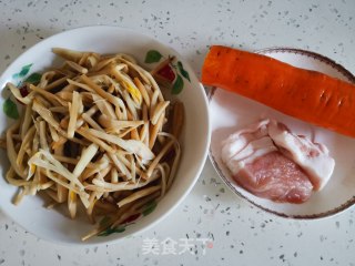 肉丝黄花菜的做法步骤：1