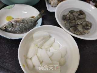 萝卜蛤蜊鱼汤的做法步骤：2