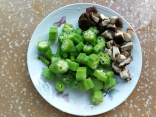 秋葵虾仁鸡蛋炒饭的做法步骤：3