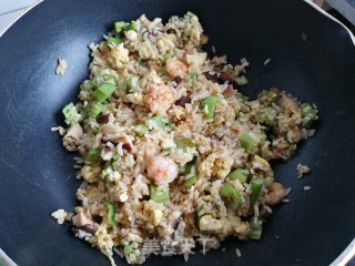 秋葵虾仁鸡蛋炒饭的做法步骤：9