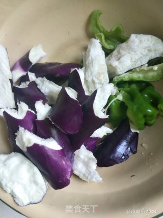 青椒炒茄子的做法步骤：1