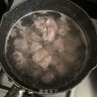 海带玉米排骨汤的做法步骤：1