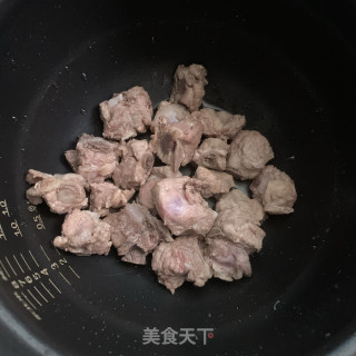 海带玉米排骨汤的做法步骤：2