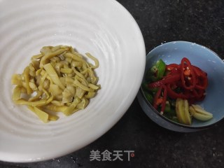 双椒蒜炒芋蒙的做法步骤：2