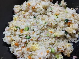 什锦炒米饭的做法步骤：8