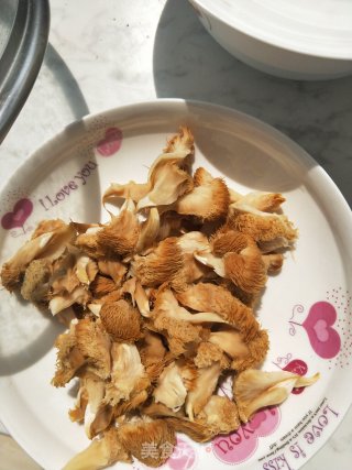 猴头菇炒杂菜的做法步骤：1