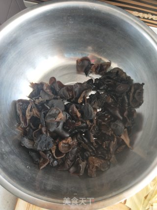 猴头菇炒杂菜的做法步骤：2