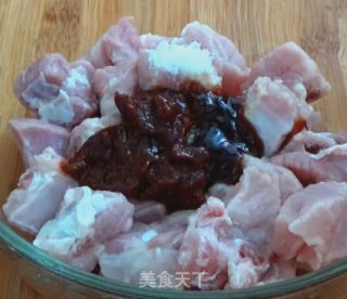 家常排骨的做法步骤：1