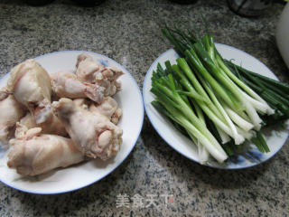 香葱烧鸡翅根的做法步骤：1