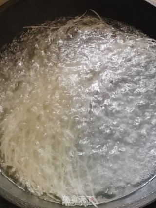肉末虾酱炒米粉的做法步骤：3
