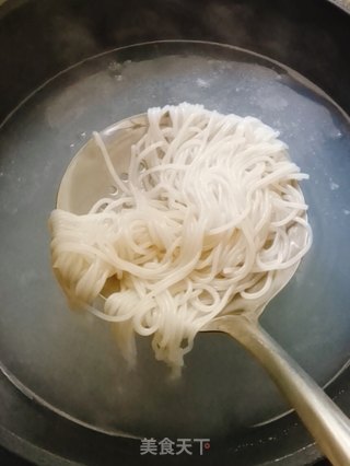 肉末虾酱炒米粉的做法步骤：4