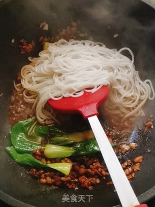 肉末虾酱炒米粉的做法步骤：9