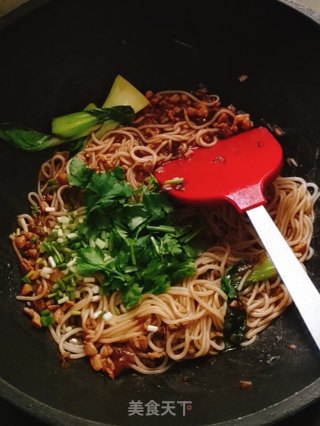 肉末虾酱炒米粉的做法步骤：10