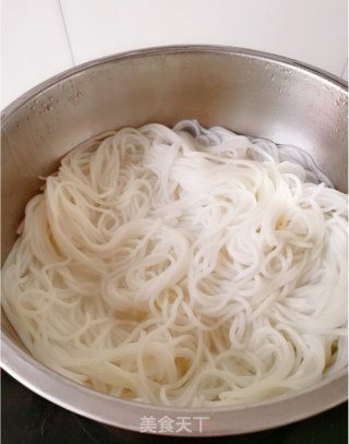 酸汤粉的做法步骤：4
