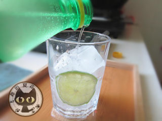 青柠特调冰咖的做法步骤：4