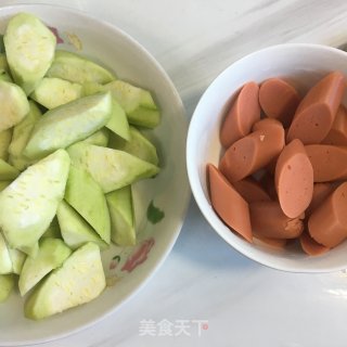 丝瓜豆皮火腿汤的做法步骤：1