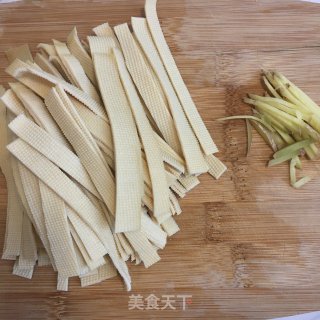 丝瓜豆皮火腿汤的做法步骤：2