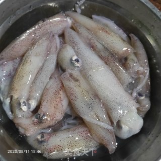 爆炒蒜苔小鱿鱼的做法步骤：1