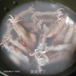 爆炒蒜苔小鱿鱼的做法步骤：3