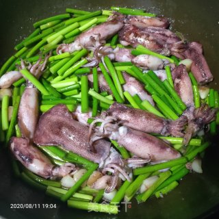 爆炒蒜苔小鱿鱼的做法步骤：6