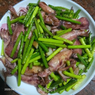 爆炒蒜苔小鱿鱼的做法步骤：7