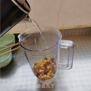 营养豆浆，细腻丝滑，比外面买的豆浆好喝100倍！的做法步骤：4