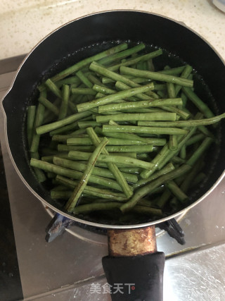 姜蒜拌豇豆的做法步骤：2