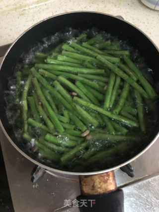 姜蒜拌豇豆的做法步骤：3