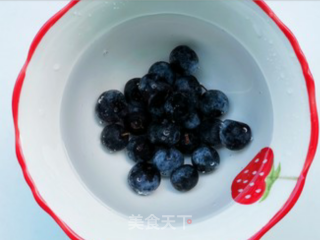蓝莓撞奶的做法步骤：2
