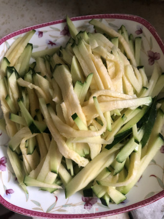 青椒南瓜丝的做法步骤：1