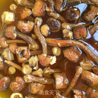 “荤菜”姬松茸烧排骨的做法步骤：1