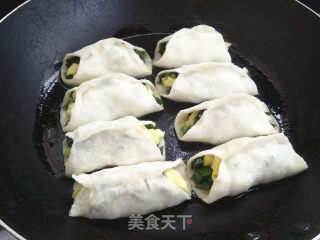 韭菜鸡蛋馅锅贴的做法步骤：8
