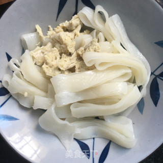 香菜拌擀面皮的做法步骤：2