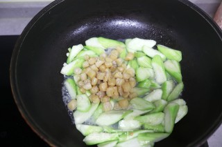 丝瓜干贝汤的做法步骤：7