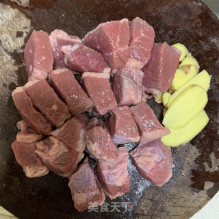 不加一滴水的番茄焖牛肉的做法步骤：2