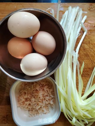 韭黄虾皮炒鸡蛋的做法步骤：1
