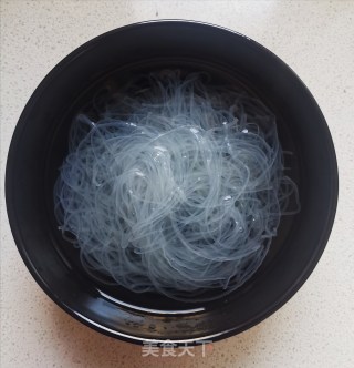 蒜蓉粉丝蒸金针菇的做法步骤：2