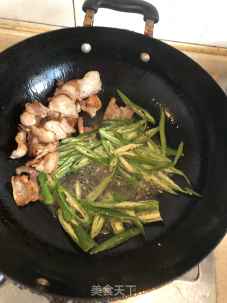 五花肉煸炒嫩豇豆的做法步骤：4
