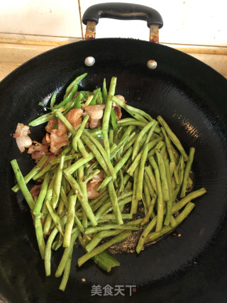 五花肉煸炒嫩豇豆的做法步骤：5