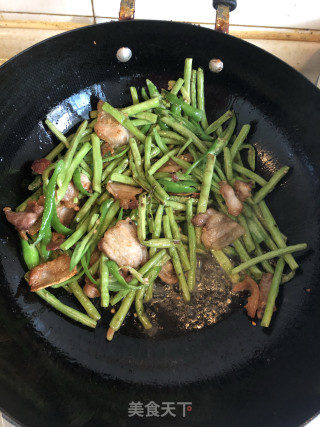 五花肉煸炒嫩豇豆的做法步骤：6