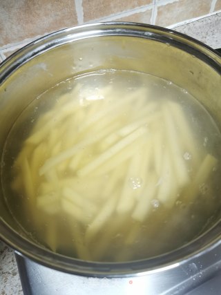 炸薯条的做法步骤：3