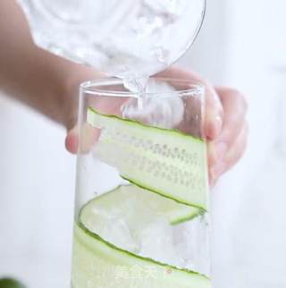 夏日清爽又美白的青瓜柠乐的做法步骤：2