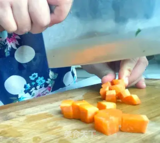 简易版披萨的做法步骤：1