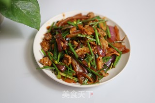 洋葱韭苔炒牛肉的做法步骤：1
