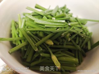 洋葱韭苔炒牛肉的做法步骤：3