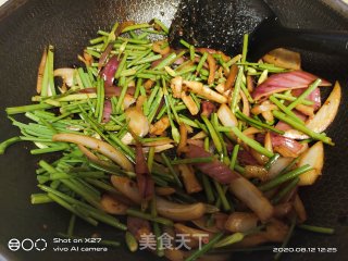 洋葱韭苔炒牛肉的做法步骤：6