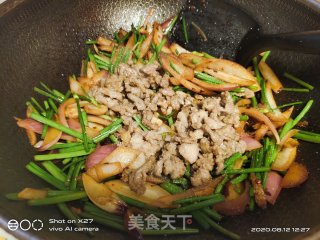 洋葱韭苔炒牛肉的做法步骤：7