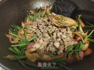 洋葱韭苔炒牛肉的做法步骤：8