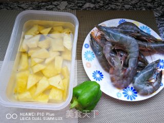菠萝炒虾球的做法步骤：1